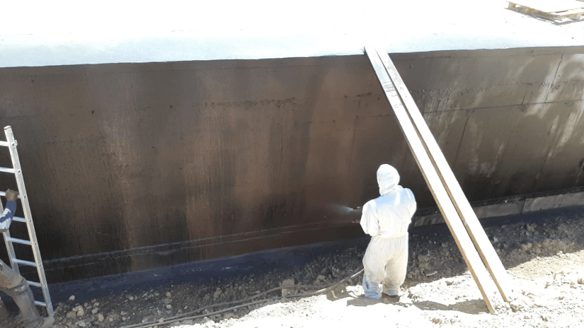 איטום קירות מרתף באמצעות חומר התזה דו רכיבי